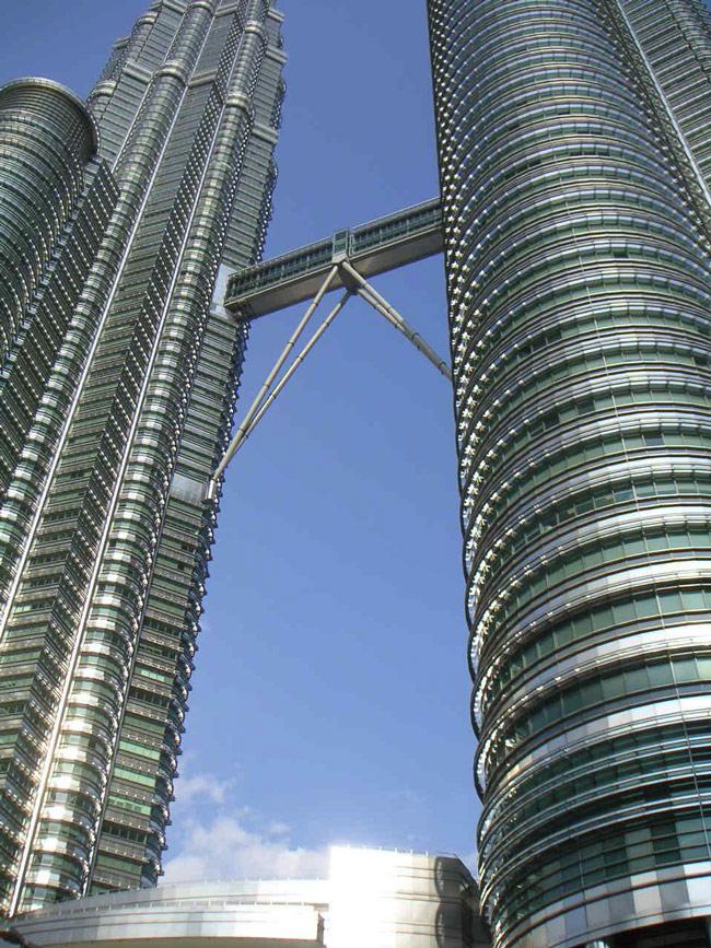 آسمان مابین برج های پتروناس در مالزی